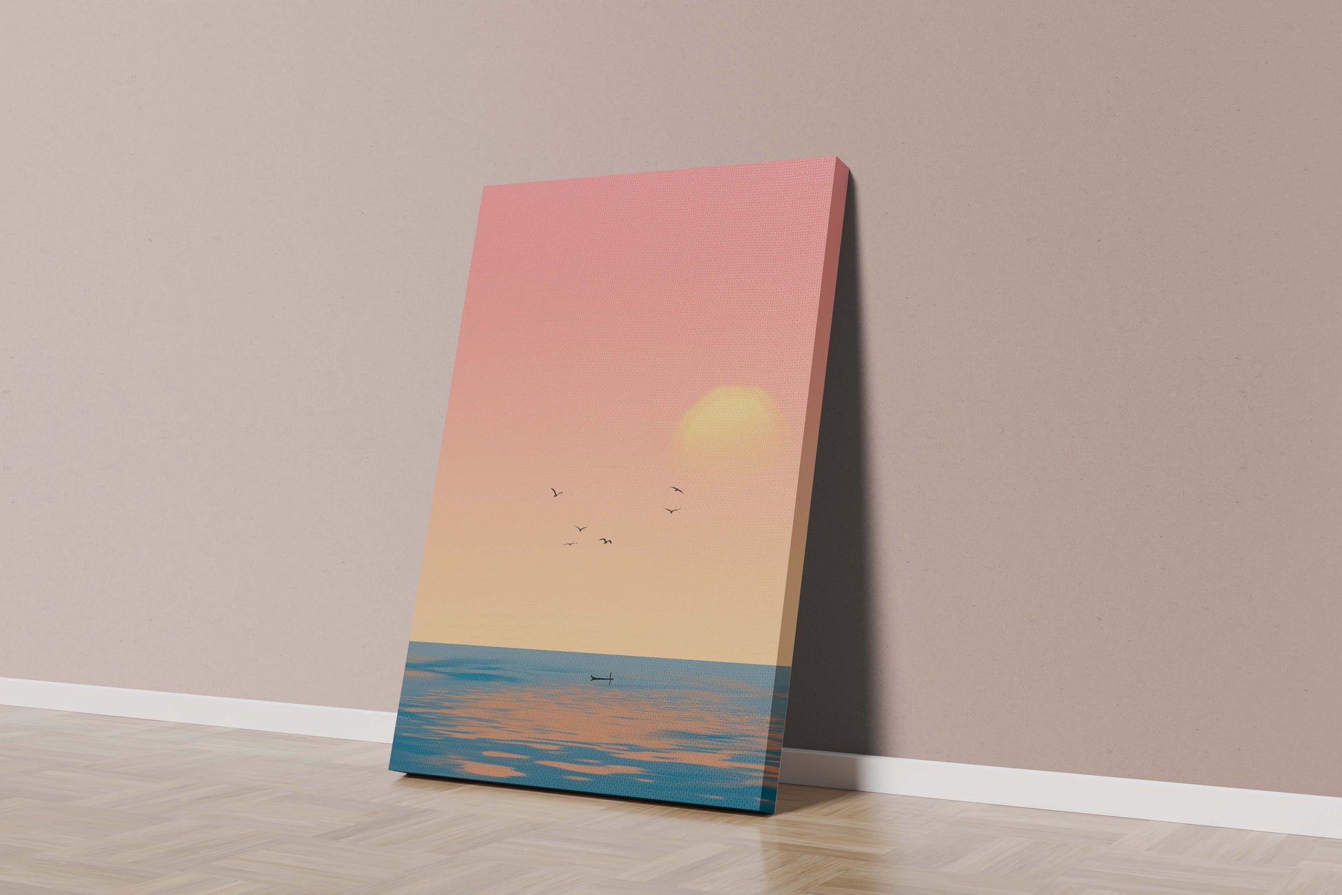 Tranquille coucher de soleil sur l'océan calme avec des oiseaux dans le ciel