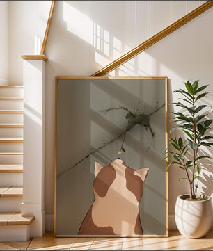 Chat observant une fleur poussant sur un mur fissuré