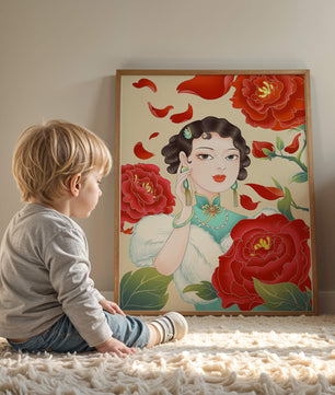 Mujer elegante rodeada de vibrantes flores y pétalos rojos