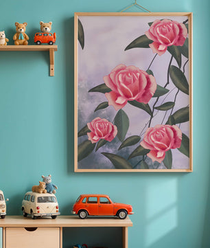 Hermosas rosas rosadas con exuberantes hojas verdes sobre un fondo suave