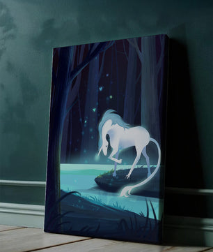 Escena nocturna encantadora con un unicornio junto a un arroyo del bosque