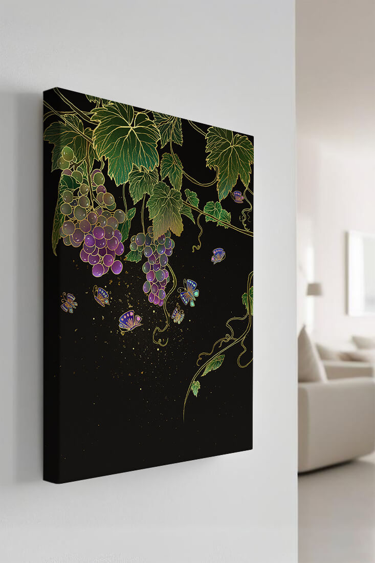Uvas elegantes y mariposas sobre un fondo oscuro