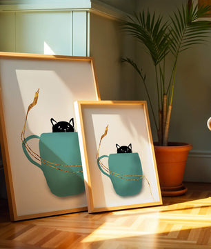 Katze in blaugrüner Tasse mit goldenen Elementen