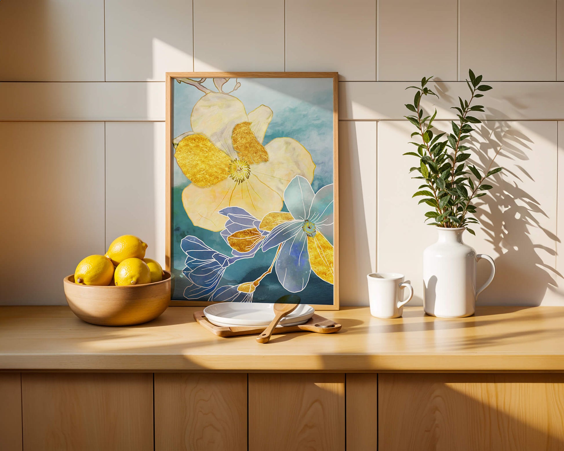 Arte floral abstracto con acentos dorados sobre fondo azul