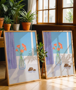 Jarrón con flores naranjas junto a una ventana con cortinas moradas