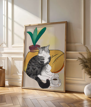 Entspannte Katze mit Kaffee und Pflanze auf gemütlichem Kissen