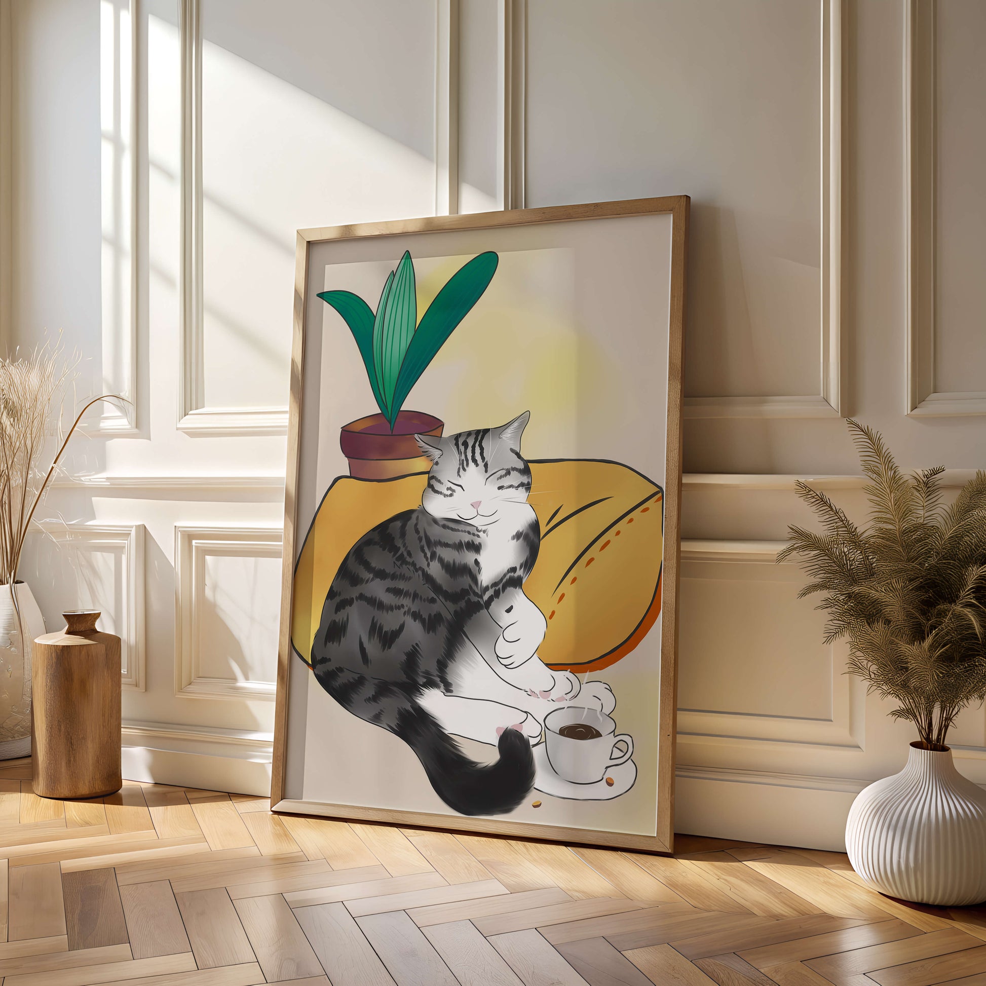 Entspannte Katze mit Kaffee und Pflanze auf gemütlichem Kissen
