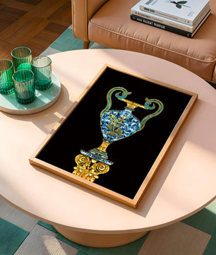 Jarrón elegante incrustado de joyas con acentos dorados y azules sobre fondo negro