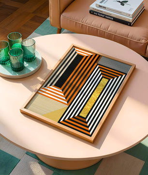 Arte abstracto geométrico con rayas y elemento dorado en naranja, negro y blanco