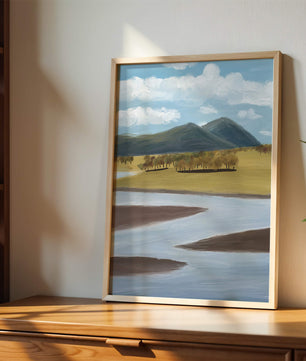Paisaje sereno con montañas, árboles y río