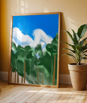 Malerische Waldlandschaft mit blauem Himmel und flauschigen Wolken