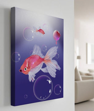 Pez dorado elegante con burbujas sobre un fondo degradado azul