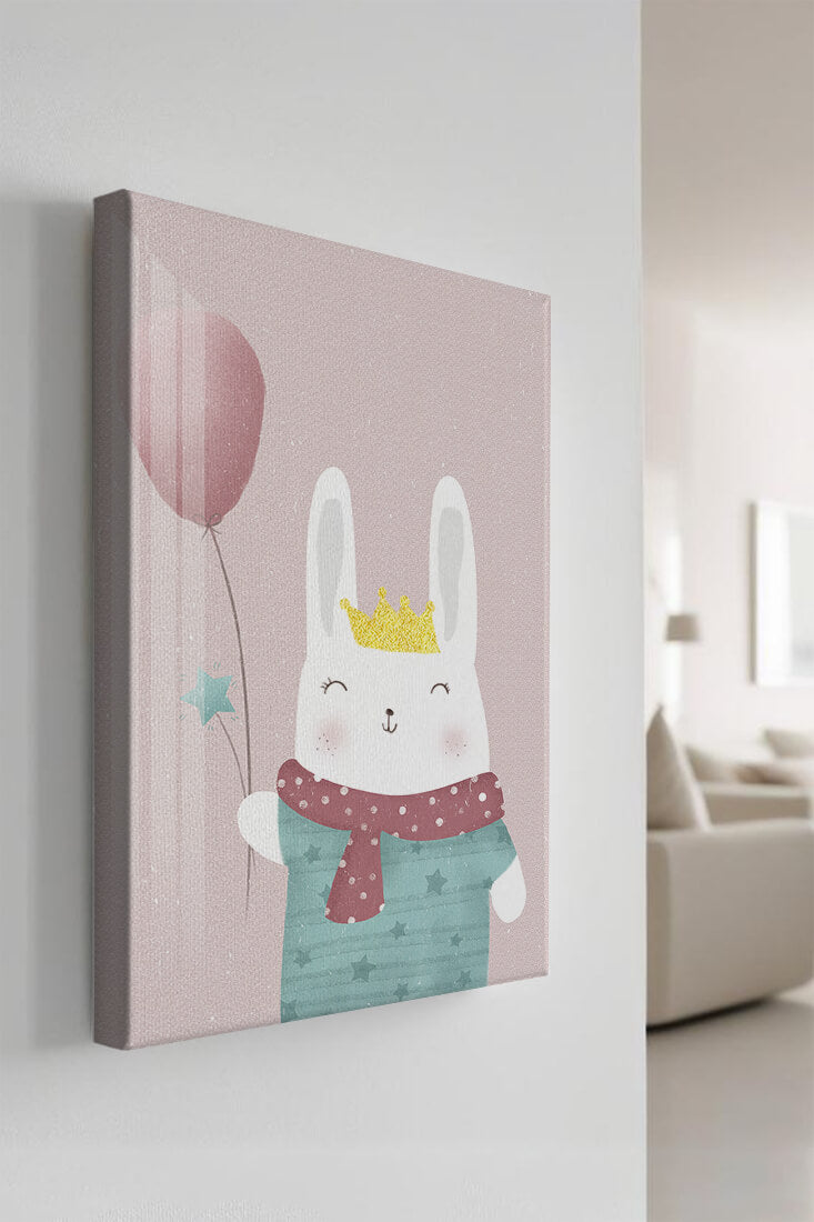 Adorable ilustración de conejito con globo rosa y corona dorada.