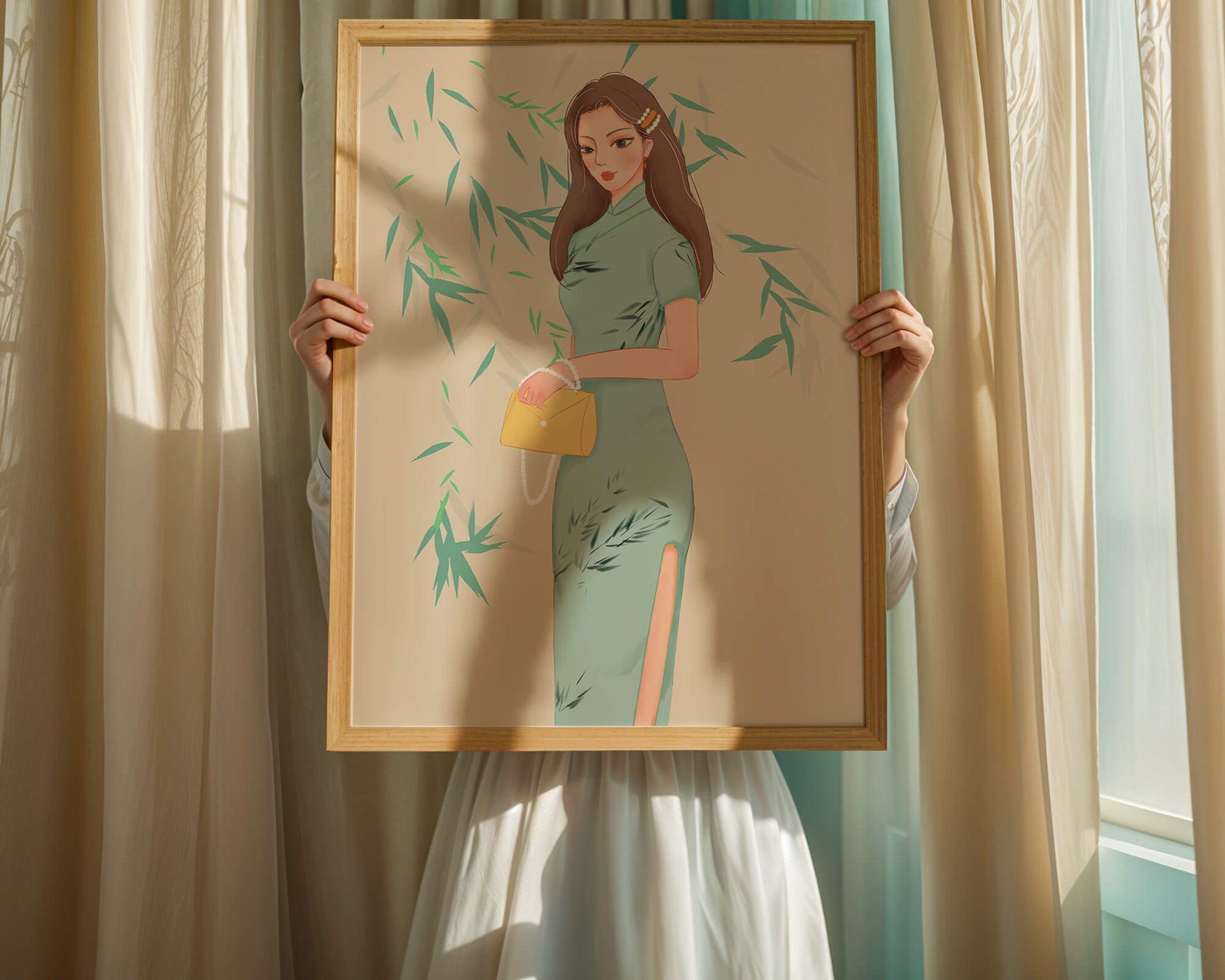 Mujer elegante con vestimenta tradicional sosteniendo un bolso amarillo con fondo de bambú