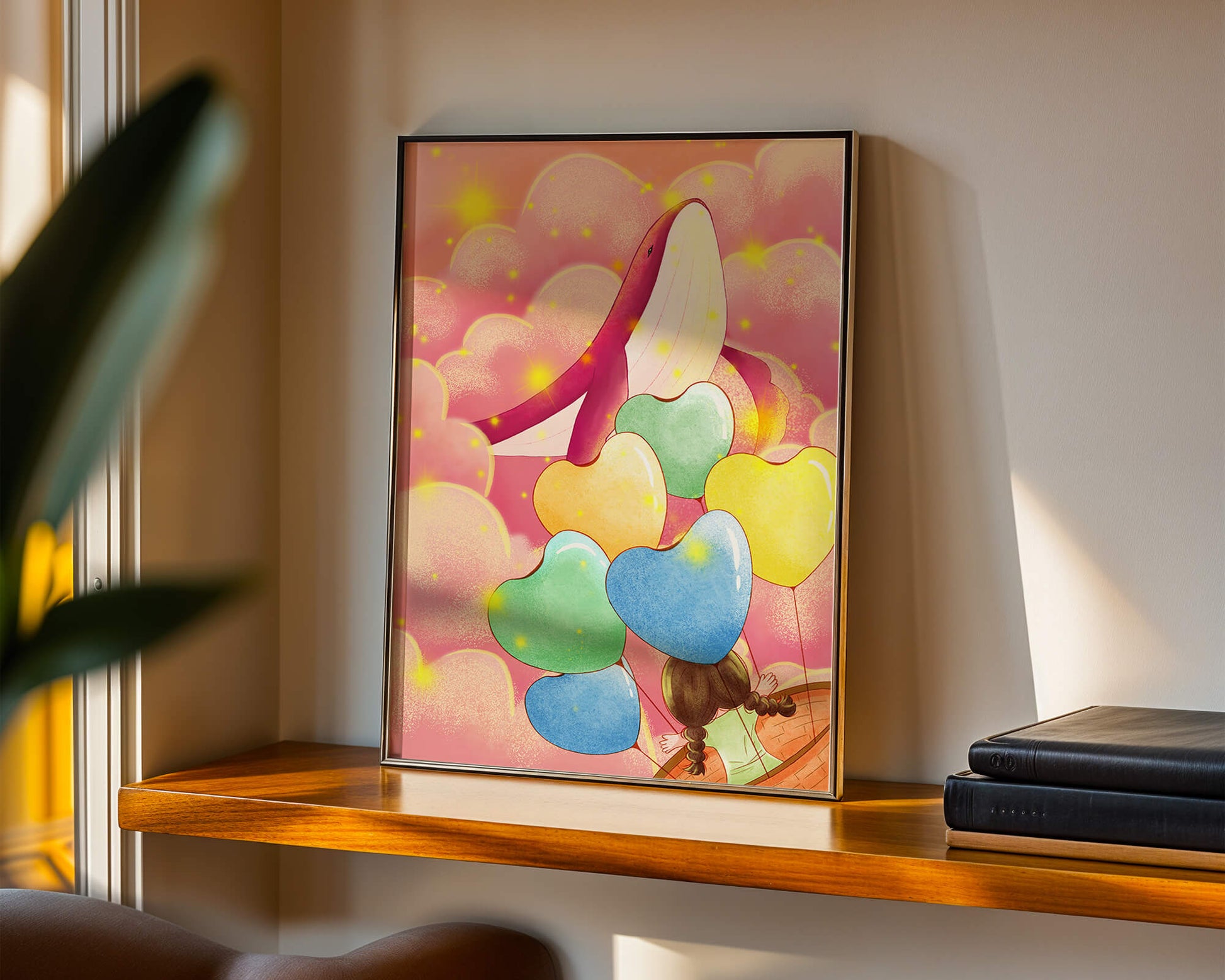 Globos en forma de corazón y ballena en una escena colorida y caprichosa.