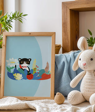 Ilustración de un gato con mariquita y flores sobre fondo azul claro