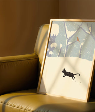 Paysage enneigé illustré avec un chat noir joueur et un oiseau dans un décor hivernal