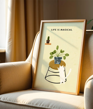 Ilustración encantadora de un gato con planta y mensaje inspirador