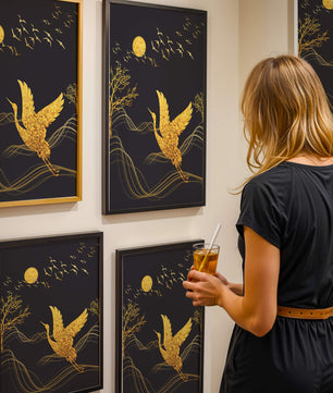 Goldener Kranich fliegt nachts über abstrakte Landschaft