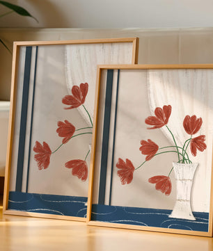Flores rojas delicadas en un jarrón con interior de elegante cortina