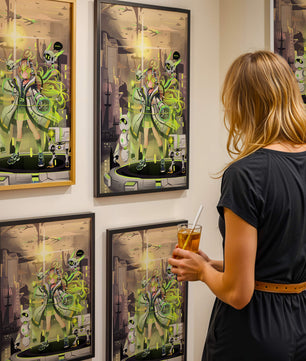 Chica de anime futurista con aura verde y compañeros robóticos en un paisaje urbano de ciencia ficción
