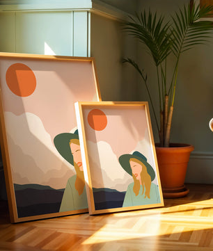 Abstrakte Illustration einer Frau mit Hut vor einer Kulisse aus Sonne und Bergen