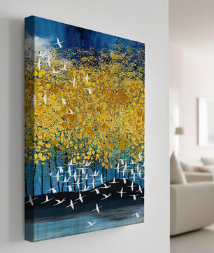Paisaje abstracto con follaje dorado y aves voladoras