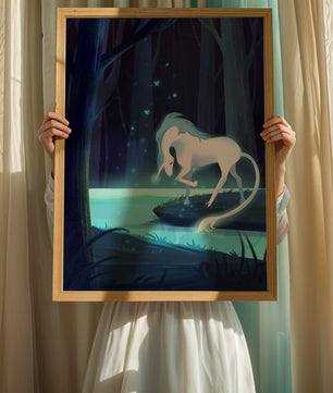 Escena nocturna encantadora con un unicornio junto a un arroyo del bosque