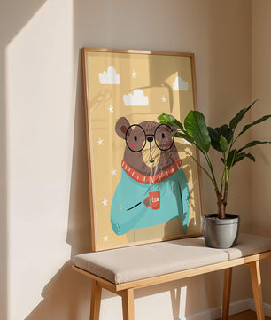Ilustración de un oso acogedor disfrutando del té con gafas