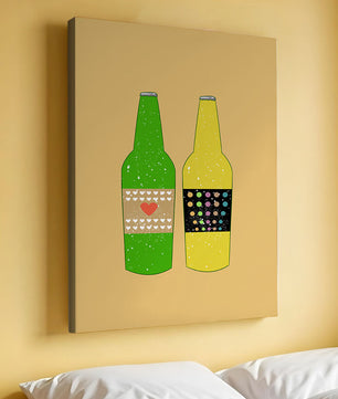 Ilustración de botellas de cerveza coloridas con etiquetas artísticas
