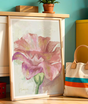 Flor rosa vibrante con acentos dorados en estilo abstracto