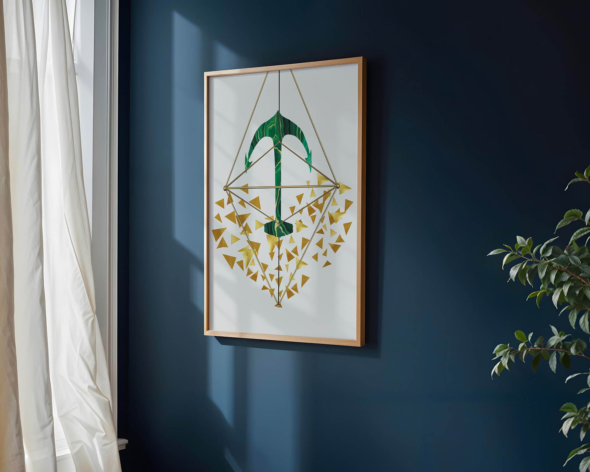 Arte geométrico abstracto con textura de piedra verde y triángulos dorados