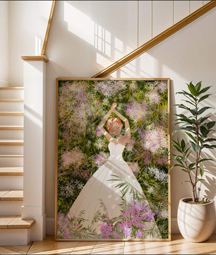 Mujer en vestido blanco acostada entre flores en un jardín