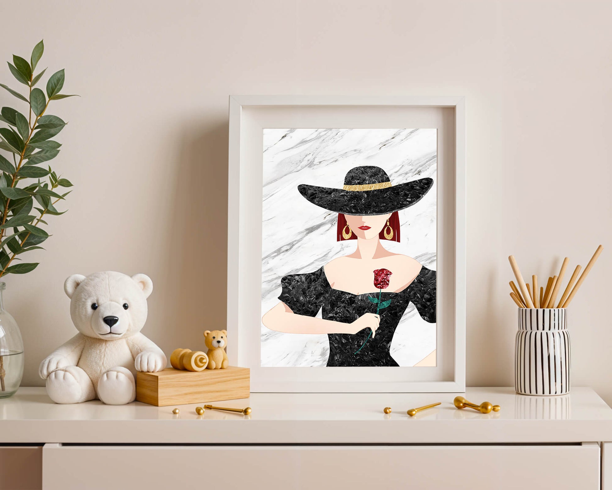 Elegante Frau mit stilvollem schwarzen Hut und roter Rose
