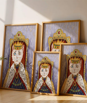 Portrait félin majestueux avec une couronne royale dorée