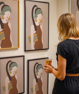 Femme élégante avec accessoires à la mode dans un style art moderne