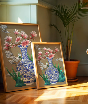 Arreglo floral elegante en un jarrón de porcelana azul y blanco con magnolias