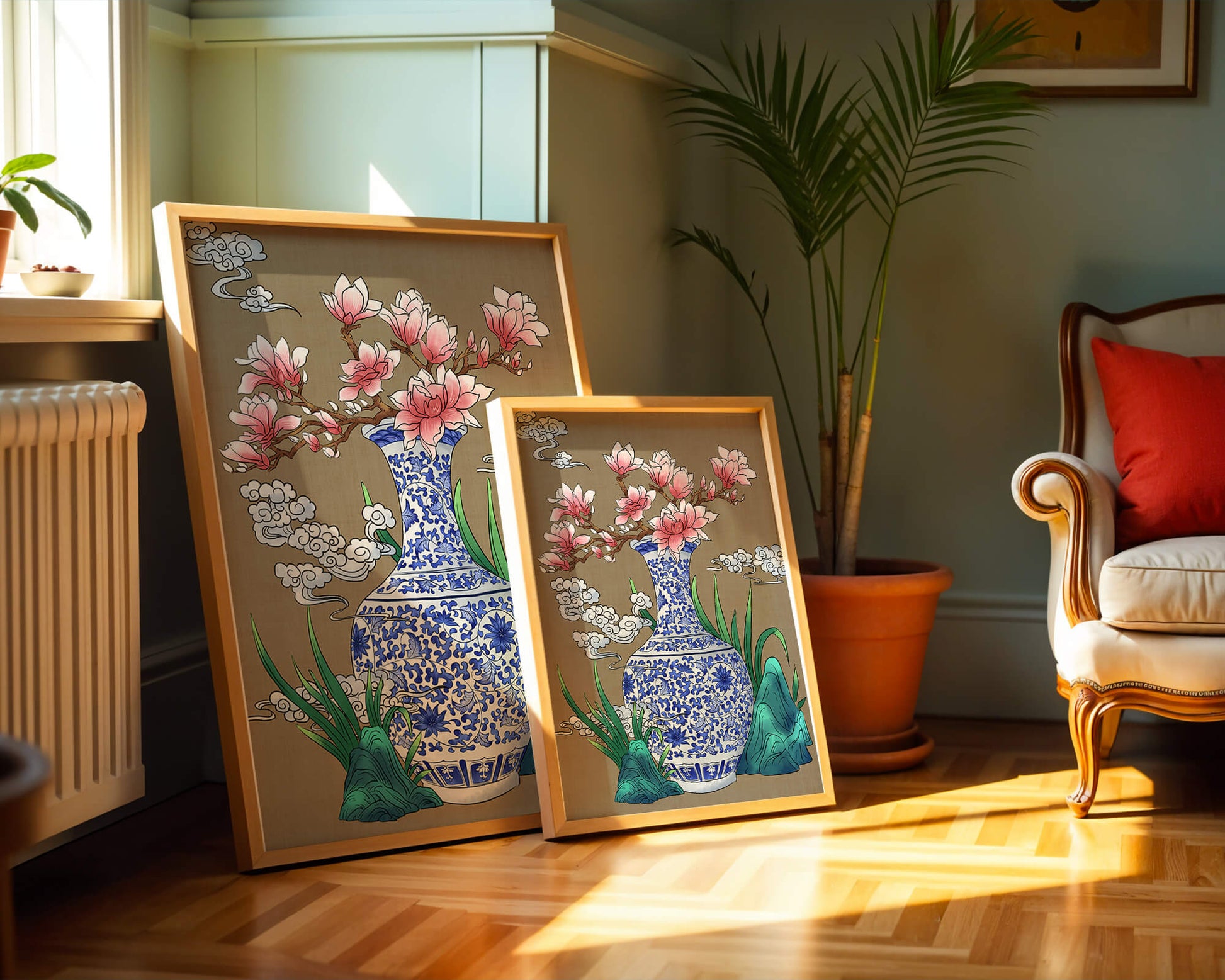 Elegante arreglo floral en jarrón de porcelana azul y blanca con magnolias.