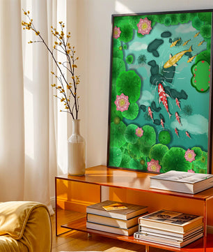 Étang à carpes koï vibrant avec des fleurs de lotus et des nénuphars verts