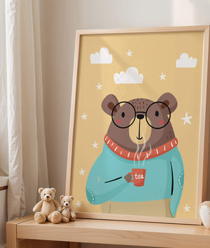 Ilustración de un oso acogedor disfrutando del té con gafas