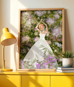 Mujer en vestido blanco acostada entre flores en un jardín