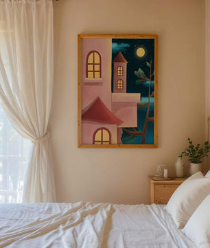 Castillo con ventanas arqueadas bajo el cielo iluminado por la luna