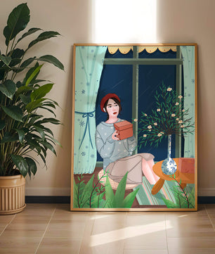 Mujer sosteniendo una caja de regalo en un interior acogedor con flores y ventana lluviosa