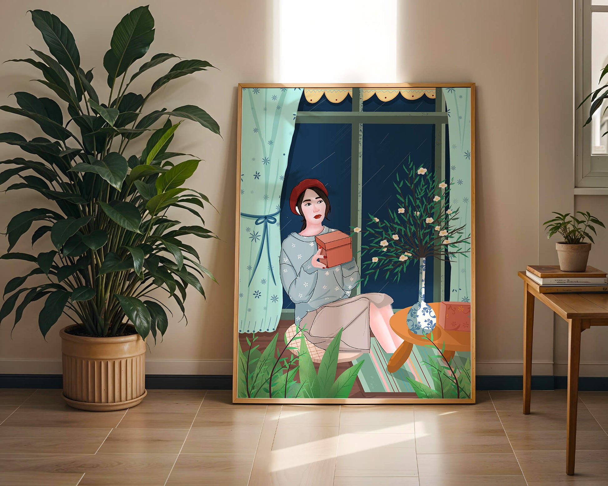 Mujer sosteniendo una caja de regalo en un interior acogedor con flores y ventana lluviosa