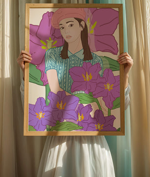 Jeune femme au béret rose avec illustration de fleurs violettes