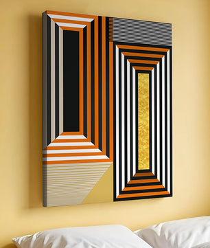 Arte abstracto geométrico con rayas y elemento dorado en naranja, negro y blanco