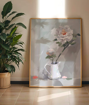 Elegantes peonías blancas en una jarra de cerámica con fondo pastel suave