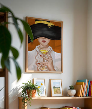 Femme avec un chapeau noir orné d’une touche dorée tenant un verre à cocktail