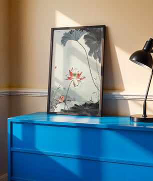 Aquarell Lotusblüte mit Seerosenblättern in ruhiger Szene