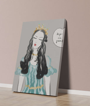 Femme élégante en robe turquoise avec une couronne dorée